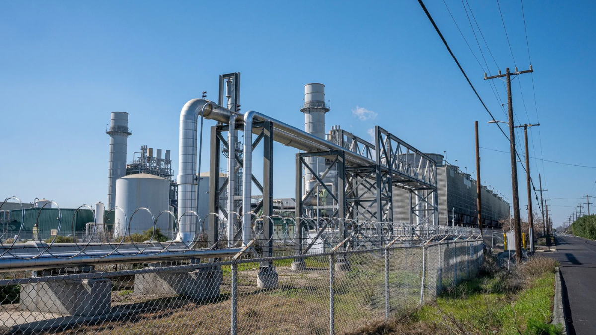 Natural gas power plant with industrial piping supporting electricity grid capacity